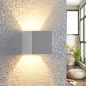 Lindby Quaso LED nástěnné světlo z bílé sádry