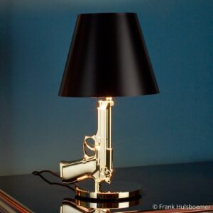 FLOS Beside Gun designová stolní lampa zlatá