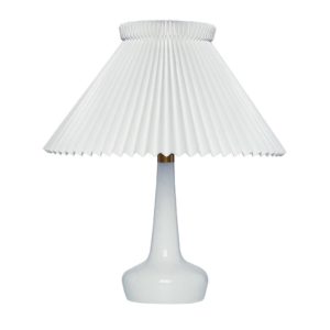 LE KLINT 311 stolní lampa, bílá/mosaz, výška 48cm