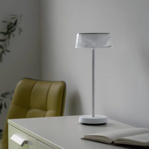 LED stolní lampa Dora, aku, stmívatelná IP44, bílá